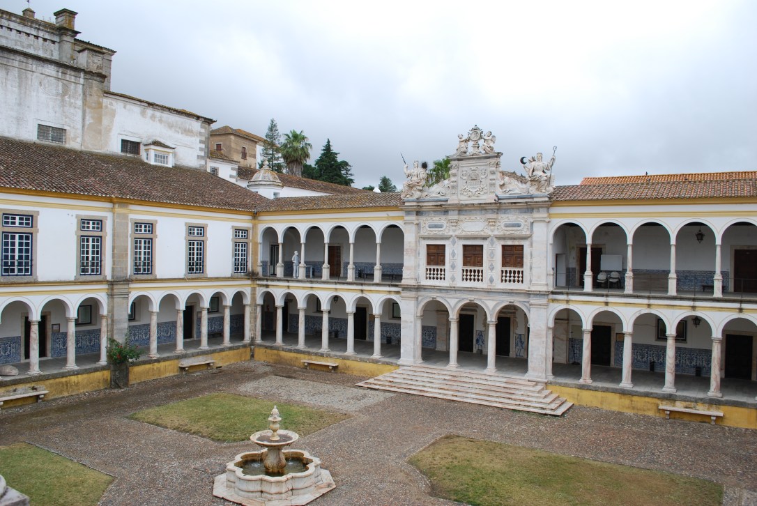 universidade_de_Évora_-_claustro_geral_dos_estudos_(2)